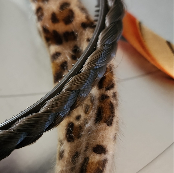 NWOT 3 HEADBANDS & 2 HAIR TIES - Picture 8 of 8